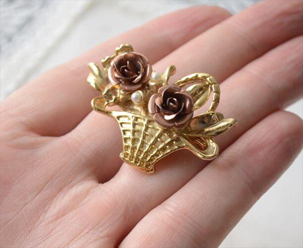 ドイツから ヴィンテージ かわいいバラのバスケットモチーフのブローチ ピン お花 アクセサリー アンティーク