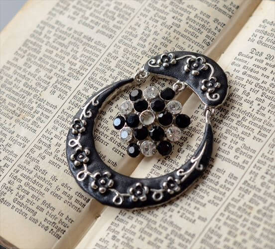 フランスから ヴィンテージ 花のレリーフがかわいいペンダントトップ チャーム ブローチにアレンジも アクセサリー アンティーク