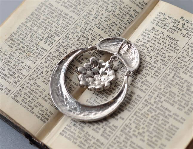 フランスから ヴィンテージ 花のレリーフがかわいいペンダントトップ チャーム ブローチにアレンジも アクセサリー アンティーク
