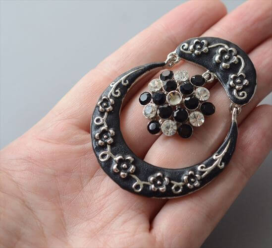 フランスから ヴィンテージ 花のレリーフがかわいいペンダントトップ チャーム ブローチにアレンジも アクセサリー アンティーク