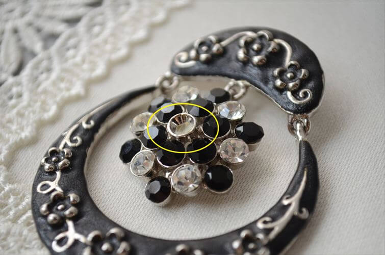 フランスから ヴィンテージ 花のレリーフがかわいいペンダントトップ チャーム ブローチにアレンジも アクセサリー アンティーク