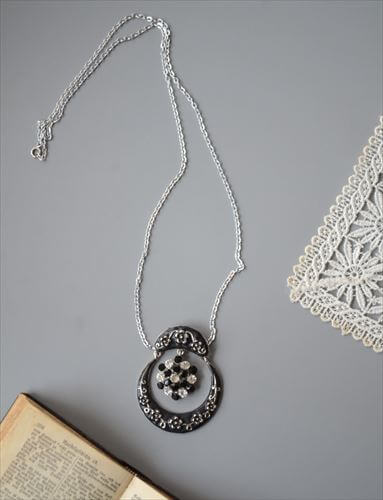フランスから ヴィンテージ 花のレリーフがかわいいペンダントトップ チャーム ブローチにアレンジも アクセサリー アンティーク