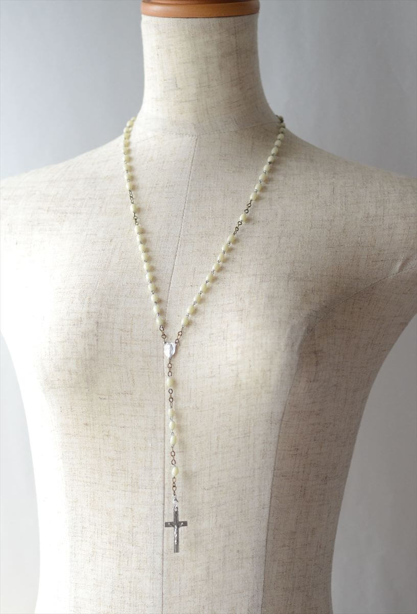 フランスから 雰囲気あるロザリオ ホワイトビーズ 十字架ペンダント コスチュームジュエリー アクセサリー ヨーロッパ アンティーク