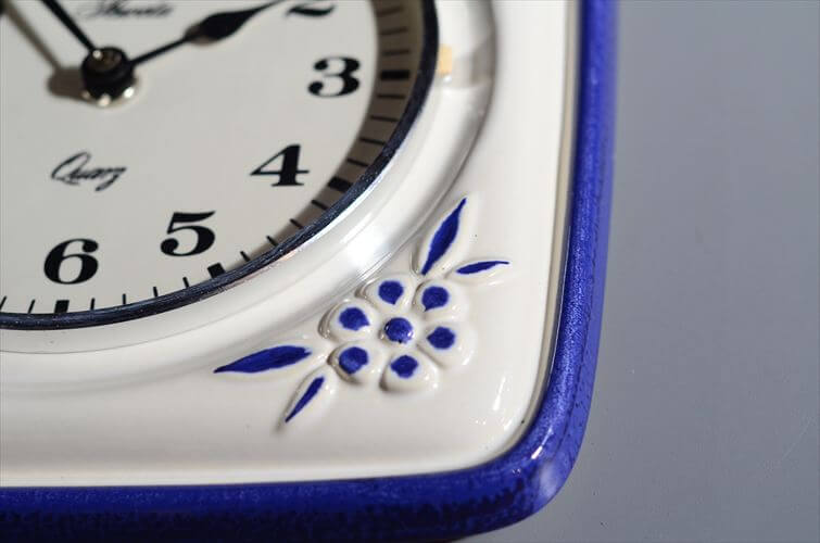 ドイツ製 かわいいブルーフラワー陶器 壁時計 電池式 壁掛け時計 セラミッククロック アンティーク