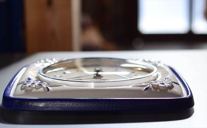 ドイツ製 かわいいブルーフラワー陶器 壁時計 電池式 壁掛け時計 セラミッククロック アンティーク