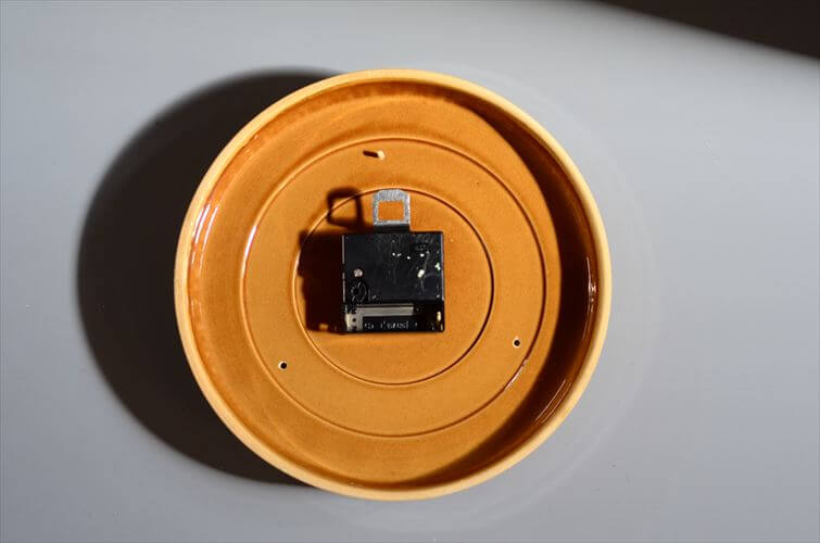 訳あり 東ドイツ製 ビスケットのようなかわいい陶器の壁時計 電池式 壁掛け時計 セラミック 東欧クロック アンティーク