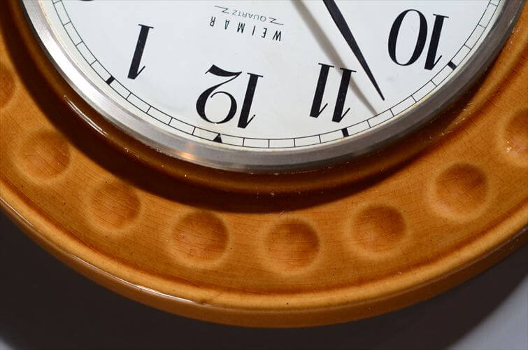 訳あり 東ドイツ製 ビスケットのようなかわいい陶器の壁時計 電池式 壁掛け時計 セラミック 東欧クロック アンティーク
