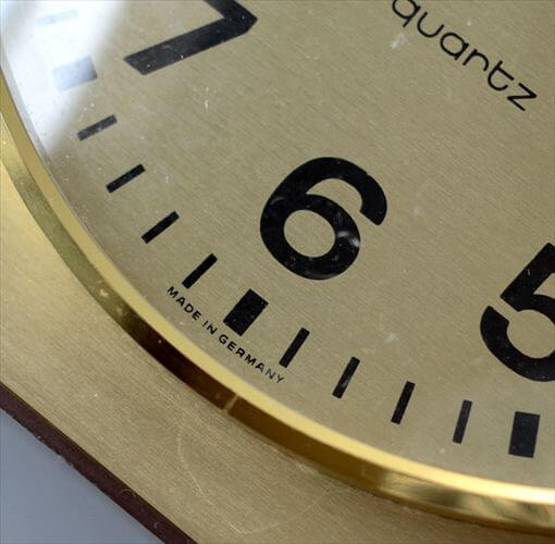 ドイツ製 Junghans 木製ｘ真鍮色のミッドセンチュリーな壁時計 ユンハンス 電池式 壁掛け時計 アンティーク