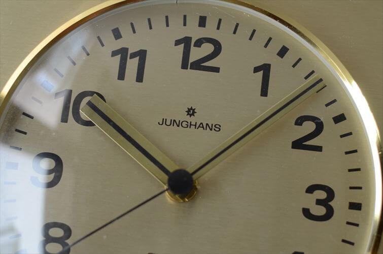 ドイツ製 Junghans 木製ｘ真鍮色のミッドセンチュリーな壁時計 ユンハンス 電池式 壁掛け時計 アンティーク