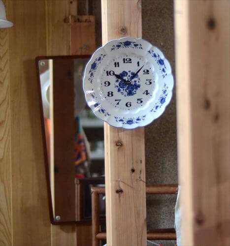 ドイツ製 クラシカルな花の絵付けの壁時計 セラミック 白磁器 電池式 ポーセラーツ 壁掛け時計 アンティーク