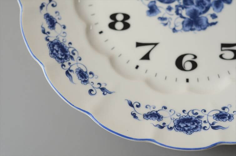 ドイツ製 クラシカルな花の絵付けの壁時計 セラミック 白磁器 電池式 ポーセラーツ 壁掛け時計 アンティーク