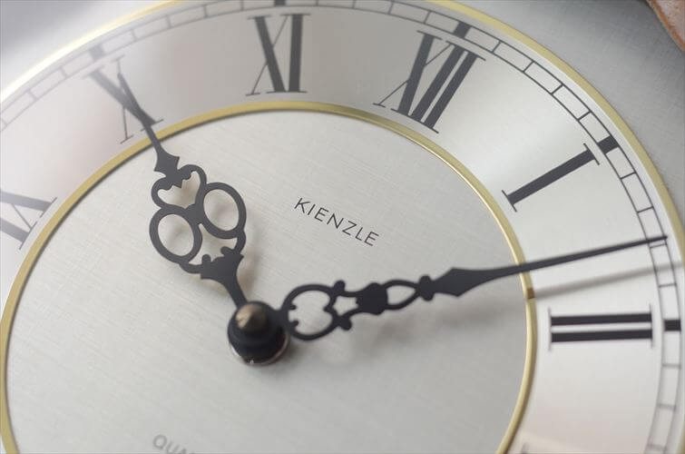 ドイツ製 KIENZLE オークと思しき木製フレームの壁時計 キンツレー 電池式 ウッド壁掛け時計 ヴィンテージ