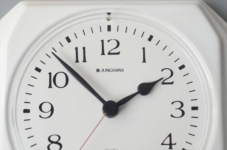 ドイツ製 Junghans シンプルモダンな白磁の壁時計 ユンハンス 電池式 セラミック 壁掛け時計 アンティーク