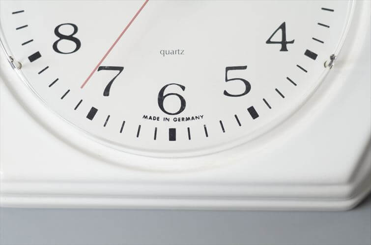ドイツ製 Junghans シンプルモダンな白磁の壁時計 ユンハンス 電池式 セラミック 壁掛け時計 アンティーク