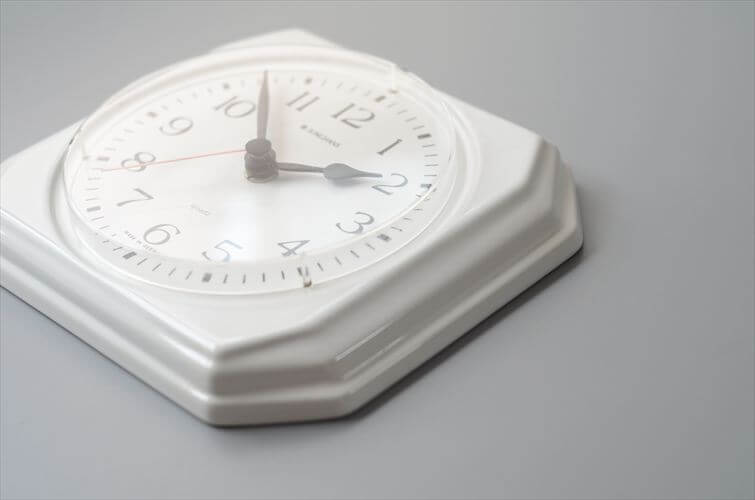 ドイツ製 Junghans シンプルモダンな白磁の壁時計 ユンハンス 電池式 セラミック 壁掛け時計 アンティーク