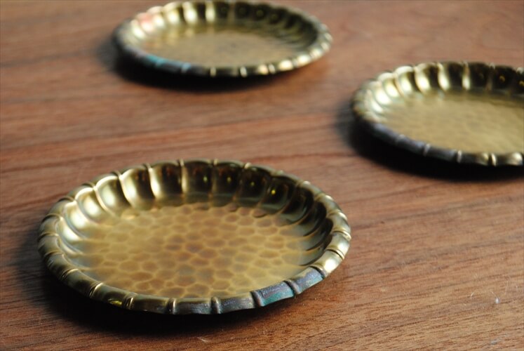 フランスから 古い真鍮のミニプレート 9cm 豆皿 トレー コースター ヘビーソリッドブラス アンティーク