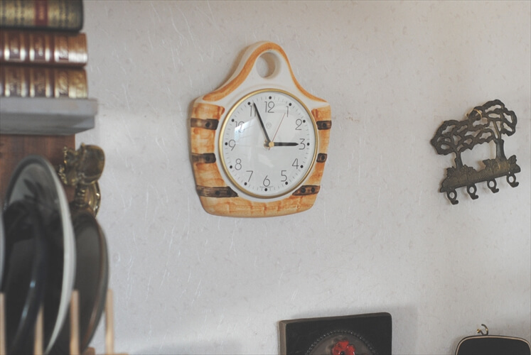 ドイツ製 バスケット型 陶器の壁時計 新品クウォーツ交換済 電池式 壁掛け時計 セラミック キッチンクロック アンティーク_230315
