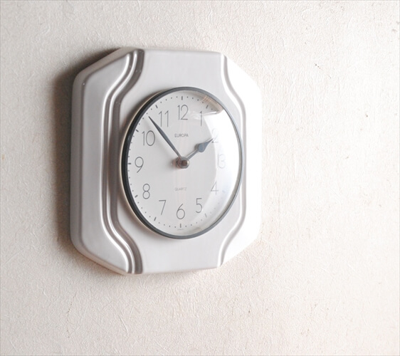 ドイツ製 EUROPA シンプルモダンなホワイト陶器の壁時計 電池式 壁掛け時計 セラミック キッチンクロック アンティーク