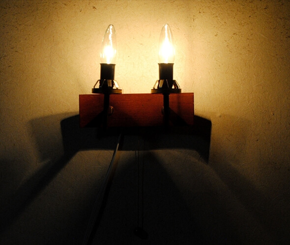 ドイツから 古い木製と真鍮のウォールライト 2灯 スコンス スコンス ピクチャーランプ 壁付け照明 アンティーク