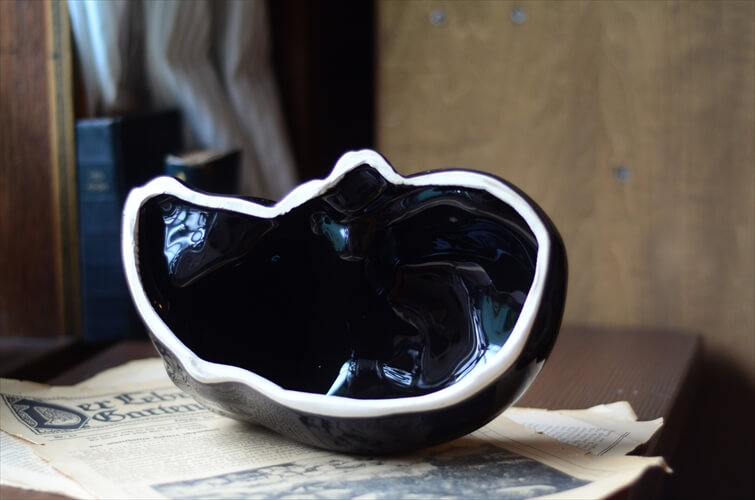 フランスのブロカントから かわいい磁器の黒ネコ オブジェ 黒猫 キャット フィギュア インテリア 置物 店舗什器 アンティーク
