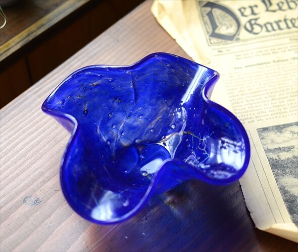 ドイツから届いた きれいなコバルトのガラストレー 径16cm ブルー グラス お皿 ヴィンテージ アンティーク
