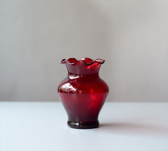 ドイツから 雰囲気のあるバーガンディ色 ガラスの花瓶 赤色 フラワーベース 一輪挿し 花器 アンティーク_240307
