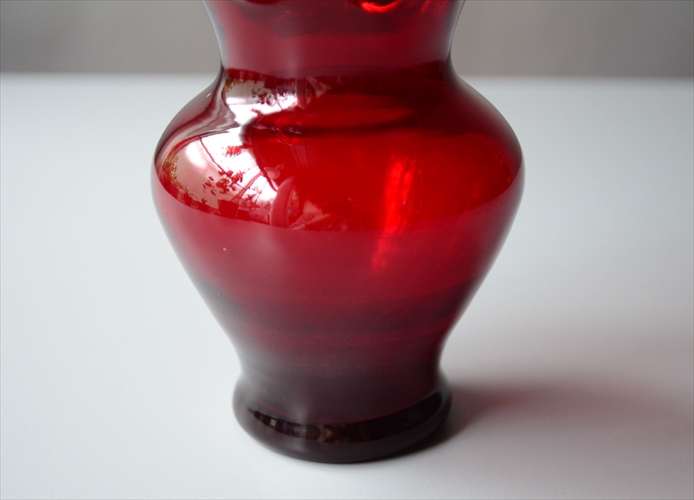 ドイツから 雰囲気のあるバーガンディ色 ガラスの花瓶 赤色 フラワーベース 一輪挿し 花器 アンティーク_240307