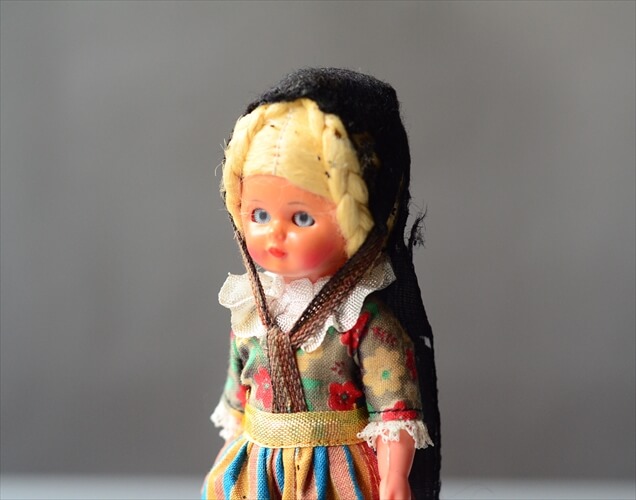 ドイツより スリープアイドール 民族衣装 人形 フィギュア ヴィンテージ アンティーク_240313