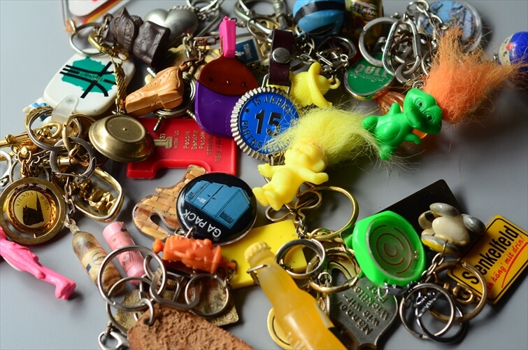 ヨーロッパから ヴィンテージキーホルダー 3個セット Vintage keychain アンティーク_240313