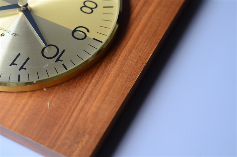 ドイツ製 Junghans 木製フレームと真鍮盤の壁時計 新品クウォーツ交換済み ミッドセンチュリー 電池式 壁掛け時計 ユンハンス アンティーク