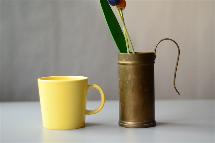 ドイツから 小さな真鍮のジャグ 花瓶 一輪挿し 花器 ブラス オブジェ フラワーベース ヴィンテージ アンティーク_240402