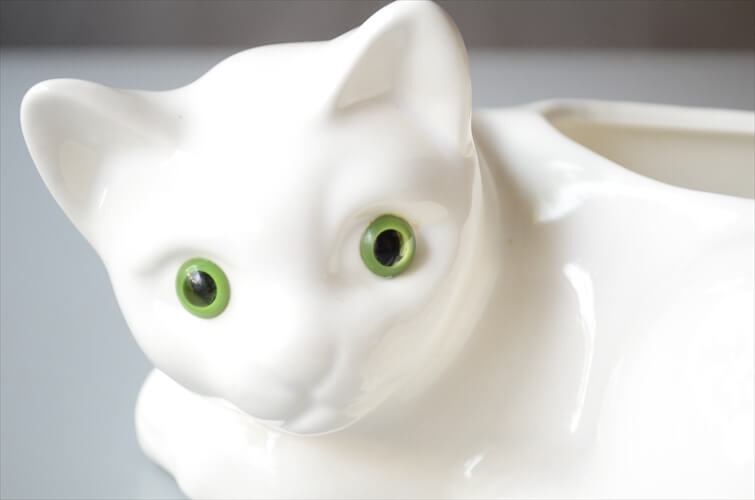フランスから 白磁のネコのトレー オブジェ トレイ 小物入れ フィギュア ヴィンテージ アンティーク_240410