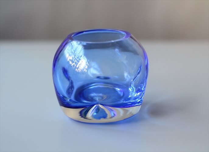 ドイツから 清涼感のあるブルーガラスの花瓶 一輪挿し 花器 フラワーベースヴィンテージ アンティーク_240412