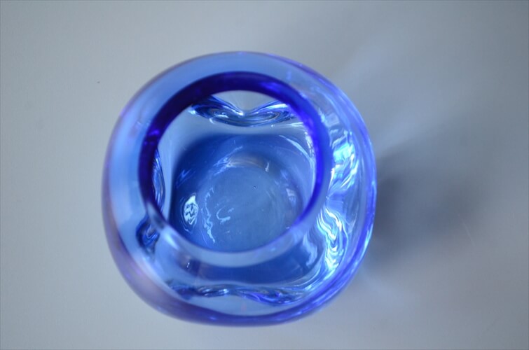 ドイツから 清涼感のあるブルーガラスの花瓶 一輪挿し 花器 フラワーベースヴィンテージ アンティーク_240412