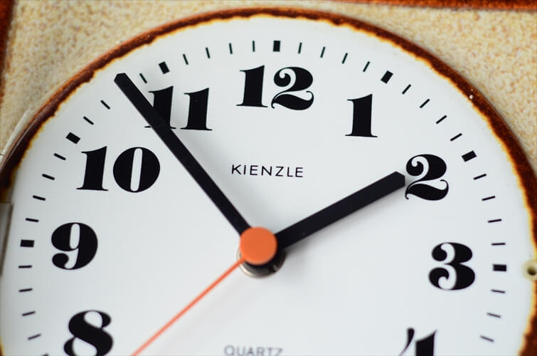 ドイツ製 KIENZLE 雰囲気あるブラウン色の陶器の壁時計 電池式 キンツレー 壁掛け時計 セラミック アンティーク