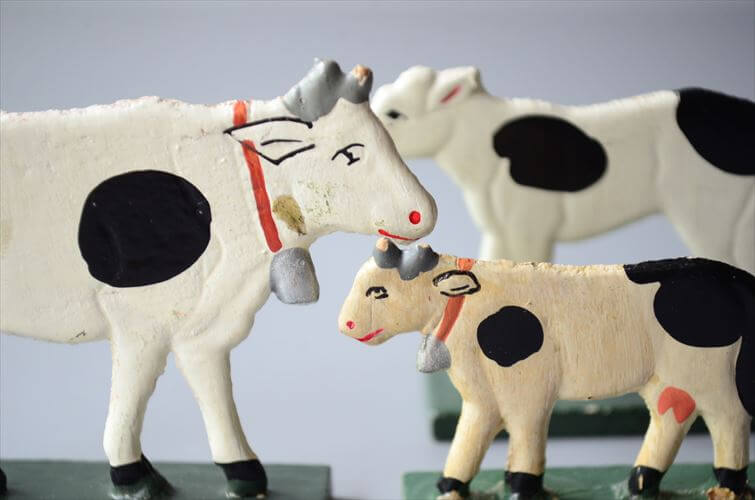 ドイツ エルツ山地製 かわいい木製の動物オブジェ ウシ 牛 置物 アートピース フィギュア ヴィンテージ_250523