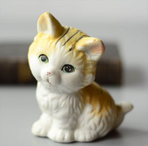 ドイツから レトロな表情のかわいいネコ 陶器 磁器 オブジェ 猫 キャット フィギュア ヴィンテージ アンティーク