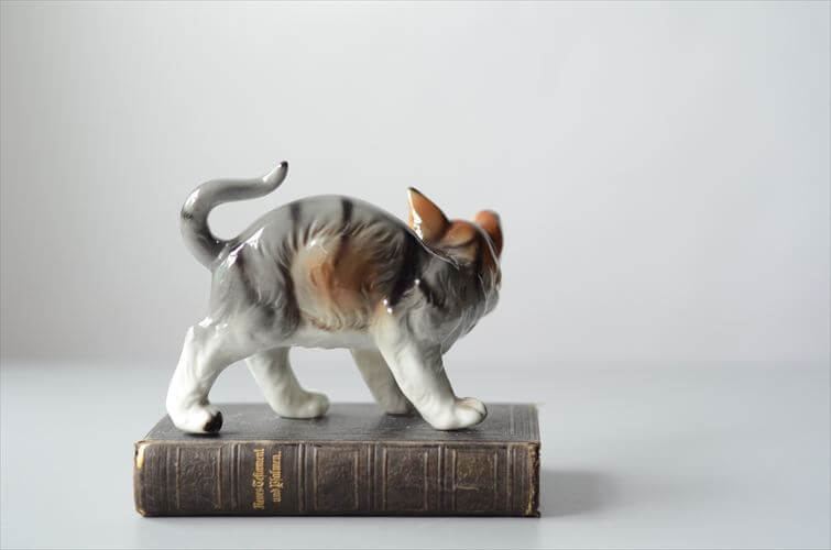 フランスから 振り向くかわいいネコ オブジェ 白磁器 猫 キャット フィギュア ヴィンテージ アンティーク