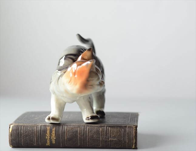 フランスから 振り向くかわいいネコ オブジェ 白磁器 猫 キャット フィギュア ヴィンテージ アンティーク