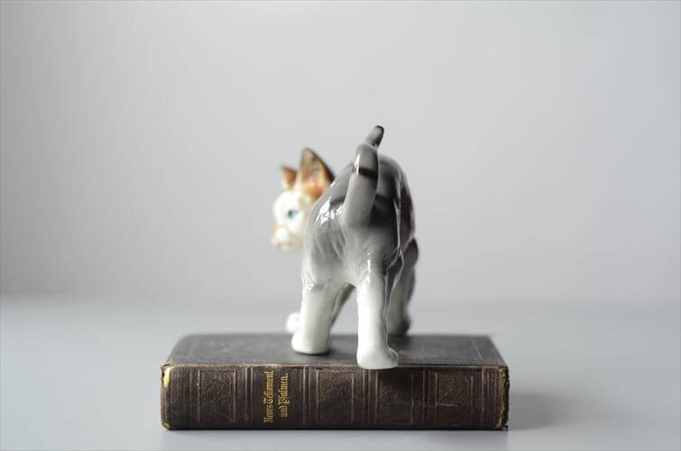 フランスから 振り向くかわいいネコ オブジェ 白磁器 猫 キャット フィギュア ヴィンテージ アンティーク