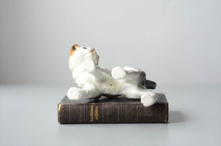 フランスから 振り向くかわいいネコ オブジェ 白磁器 猫 キャット フィギュア ヴィンテージ アンティーク