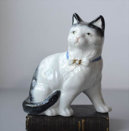 フランスから すこし上目なかわいいネコ オブジェ 白磁器 猫 キャット フィギュア ヴィンテージ アンティーク