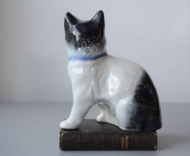 フランスから すこし上目なかわいいネコ オブジェ 白磁器 猫 キャット フィギュア ヴィンテージ アンティーク