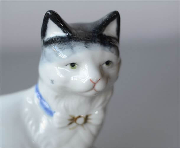 フランスから すこし上目なかわいいネコ オブジェ 白磁器 猫 キャット フィギュア ヴィンテージ アンティーク