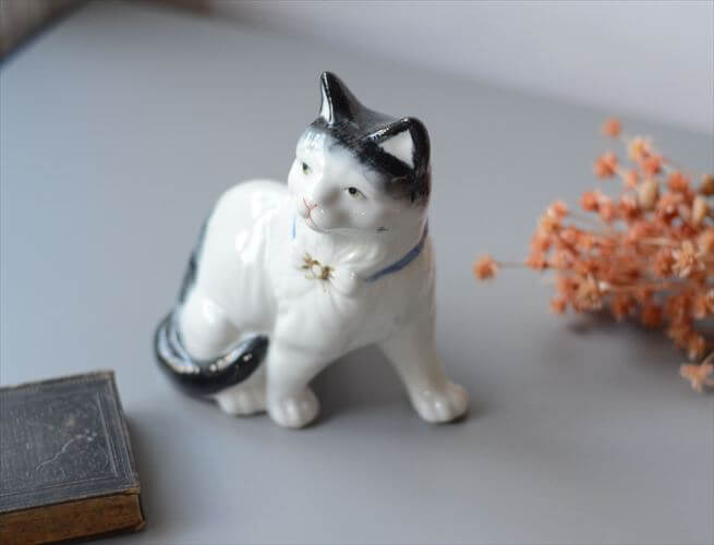 フランスから すこし上目なかわいいネコ オブジェ 白磁器 猫 キャット フィギュア ヴィンテージ アンティーク