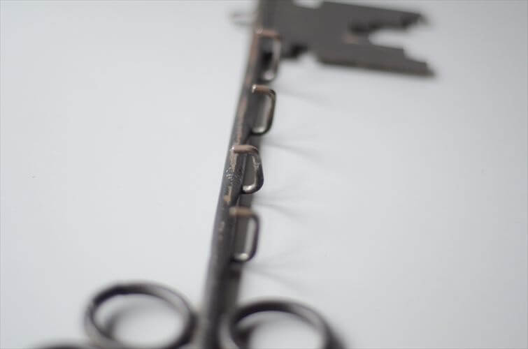 フランスのブロカントから アイアンの壁掛けキーフック 鍵型 鋳物 ラック インテリア 店舗什器 アンティーク ヴィンテージ