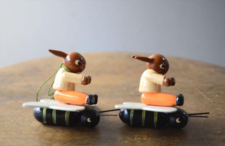 ドイツ製 ヴィンテージ かわいい木製のイースターバニー ハンドメイド 木工芸品 うさぎ 置物 アートピース フィギュア_260318