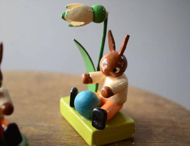 ドイツ製 ヴィンテージ かわいい木製のイースターバニー ハンドメイド 木工芸品 うさぎ 置物 アートピース フィギュア_260318