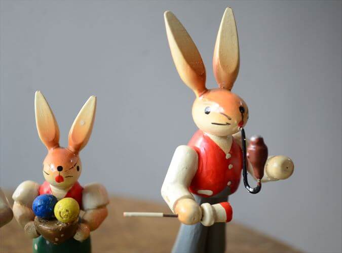 ドイツ製 ヴィンテージ かわいい木製のイースターバニー ハンドメイド 木工芸品 うさぎ 置物 アートピース フィギュア_260318