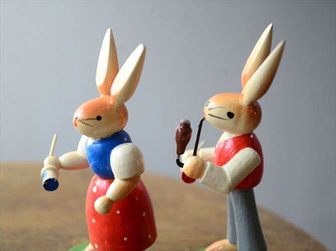 ドイツ製 ヴィンテージ かわいい木製のイースターバニー ハンドメイド 木工芸品 うさぎ 置物 アートピース フィギュア_260318